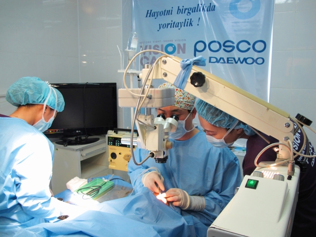 포스코대우가 우즈베키스탄에서 안질환 의료캠프를 개최했다. 사진=포스코대우 제공