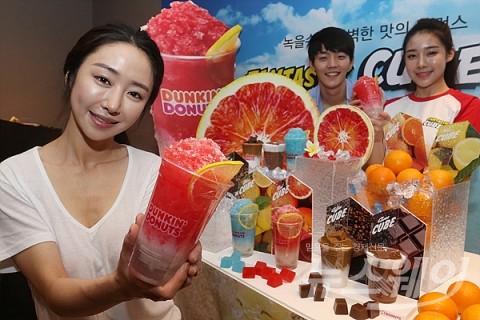 던킨도너츠, ‘녹을수록 더 상큼한 레드큐브 음료 출시’