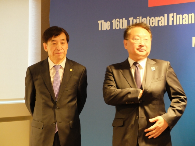 독일에서 만난 유일호 경제부총리와 이주열 한국은행 총재 기사의 사진