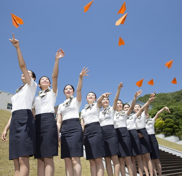 경운대 항공관광학부 학생들이 자신의 꿈을 담은 종이비행기를 푸른 창공으로 힘차게 날리고 있다.