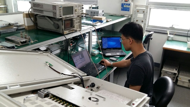 사진은 LG유플러스 중소협력사 알트론주식회사 직원이 장비를 테스트하고 있는 모습. 사진=LG유플러스 제공.