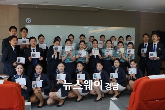 한국국제대 항공서비스학과 학생들이 고교 은사께 드리는 손 편지 작성 후 기념촬영하고 있다.