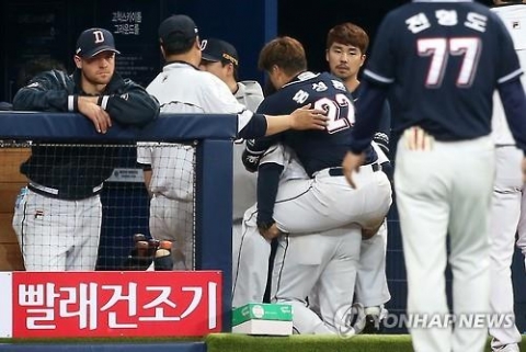 두산 홍성흔, 주루 중 종아리 근육통 교체···아이싱 치료 중