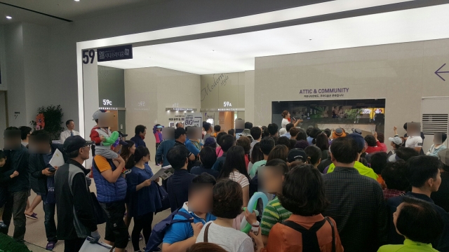 ‘화성 남양 시티 프라디움 2차’ 모델하우스 내방객들이 내부를 구경하고 있는 모습. 사진=시티건설 제공