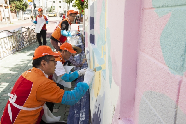 SK네트웍스 사내 구성원과 SK SUNNY 대학생 자원봉사단 등 총 100여명이 서울 신영초등학교를 찾아 벽화그리기 활동을 실시했다. 사진=SK네트웍스 제공