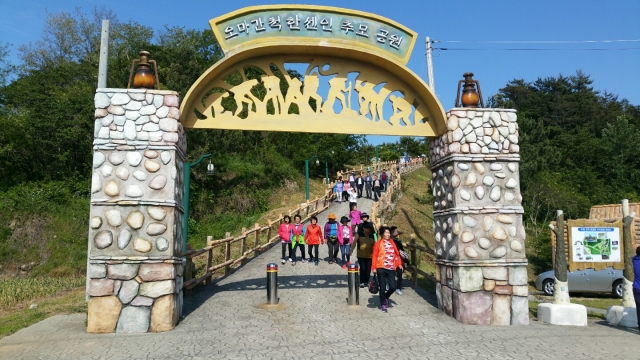 한국 한센 총연합회 회원 130여 명이 16일 ‘오마간척 한센인 추모공원’을 방문하고 있다.