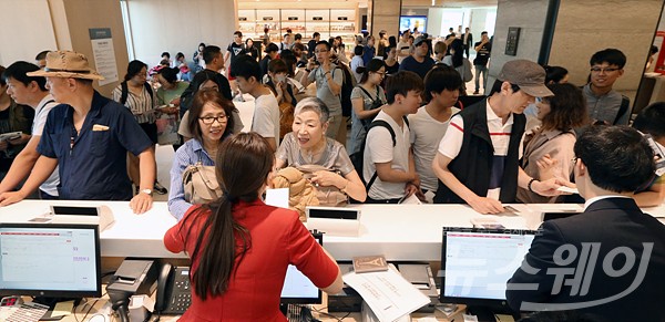 한 면세점 매장의 중국인 고객들의 모습. 사진=이수길 기자 leo2004@newsway.co.kr