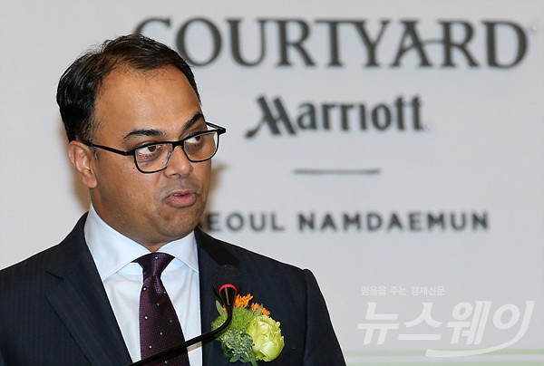 코트야드 메리어트 서울 남대문 그랜드 오픈 기자 간담회. 사진=이수길 기자 leo2004@newsway.co.kr 메리어트 인터내셔널의 프리미엄 비즈니스 호텔 브랜드인 ‘코트야드 메리어트 서울 남대문’ 개관 기념 간담회가 23일 오전 서울 중구 남대문로 ‘코트야드 메리어트 서울 남대문’에서 열린 가운데 라지브 메논 메리어트 인터내셔널 최고운영책임자가 인사말을 하고 있다.