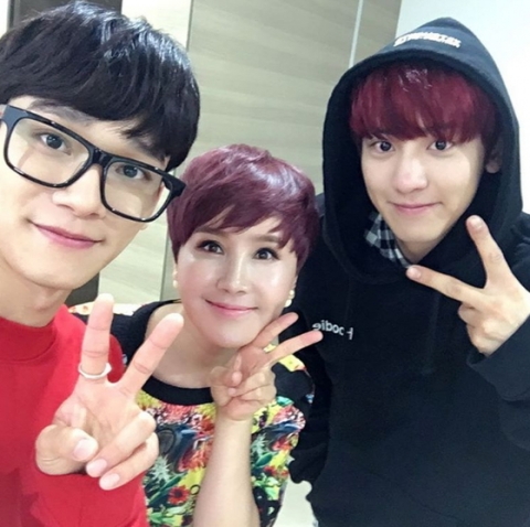 ‘슈가맨’ 박혜경, 엑소 첸-찬열 인증샷 공개···“잘생기고 착하고 노래도 잘하는”