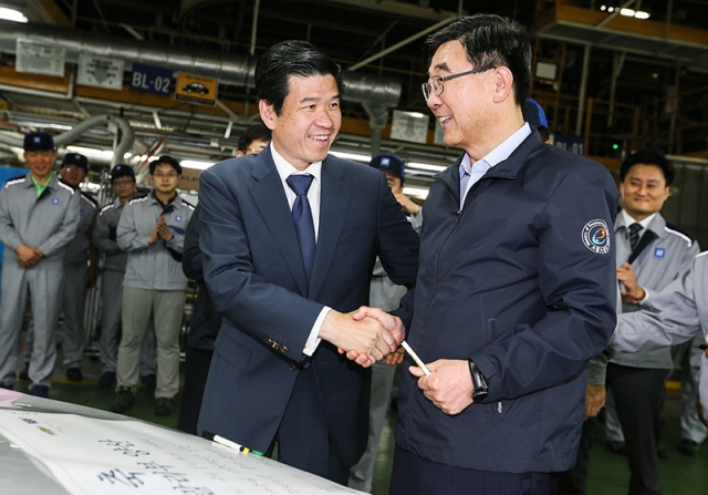 이기권 고용노동부 장관이 한국지엠 인천 본사를 방문해 시장의 폭발적인 반응 속에 최근 생산 및 판매를 시작한 쉐보레 올 뉴 말리부의 생산공장 등을 둘러보고 임직원들을 축하 및 격려하는 한편, 한국지엠 노사의 목소리를 경청하는 자리를 가졌다. 사진은 말리부 생산현장에 방문한 이기권 고용노동부 장관(오른쪽)과 한국지엠 제임스 김 사장(왼쪽)이 말리부 후드 기념 패널에 서명하고 있는 모습. 사진=쉐보레 제공