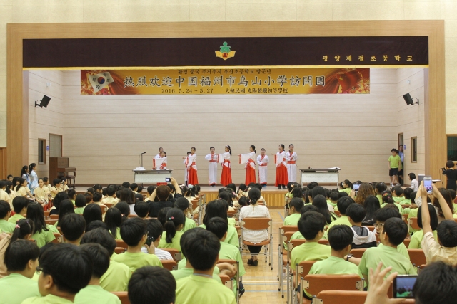 중국 푸저우시 우산초등학교 청소년 대표단이 24일 광양제철초등학교를 방문하고 있다.
