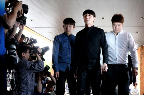 ‘성폭행 논란’ 유상무, 경찰 출석···“조사 통해 명백히 밝히겠다”