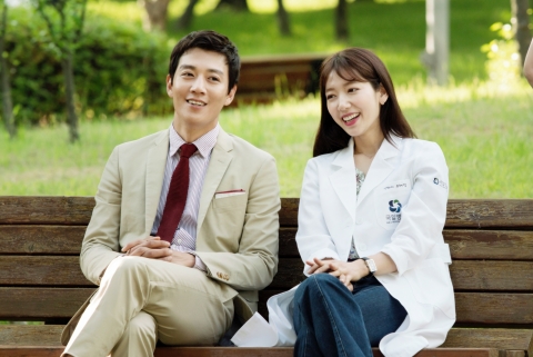 김래원·박신혜, 9살 차이 무색 달달케미··· ‘닥터스’ 촬영 스틸 공개