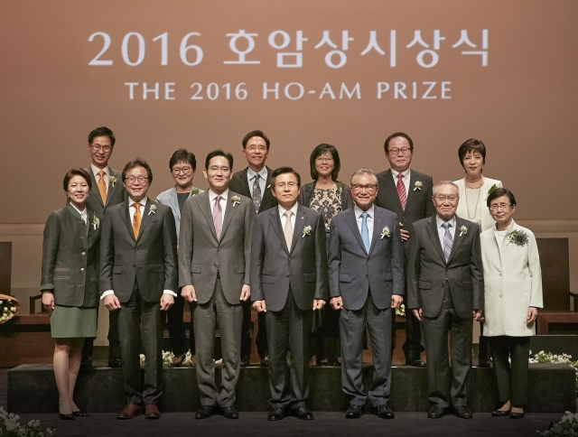 제26회 호암상 시상식이 1일 오후 서울 순화동 호암아트홀에서 열렸다. 수상자들과 귀빈들이 기념촬영을 하고 있다. 앞줄 왼쪽부터 과학상 수상자 김명식 박사 부부, 이재용 삼성전자 부회장, 황교안 국무총리, 손병두 호암재단 이사장, 예술상 수상자 황동규 시인 부부, 뒷줄 왼쪽부터 사회봉사상 공동 수상자 김현수·조순실 공동대표, 의학상 수상자 래리 곽 박사 부부, 공학상 수상자 오준호 박사 부부. 사진=삼성그룹 제공