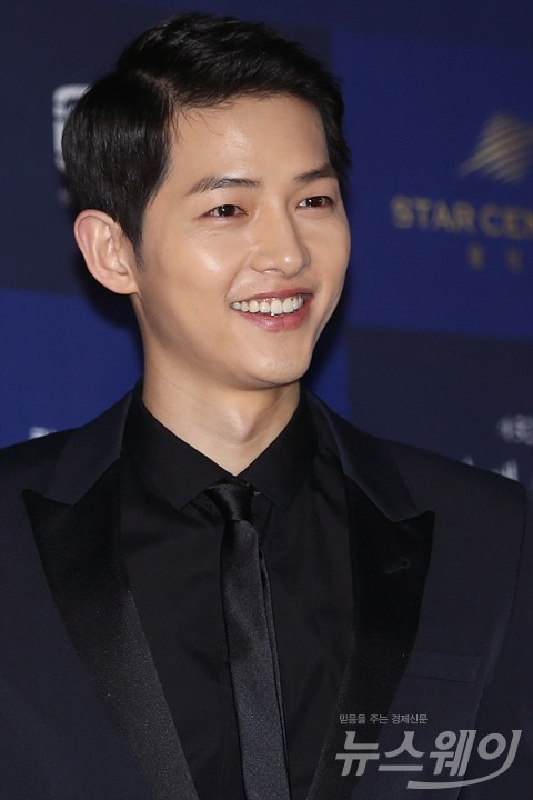 ‘2016 백상예술대상’ 송중기, 수상소감 “전방에서 ‘태양의 후예’ 대본 읽던 기억, 잊을 수 없다”