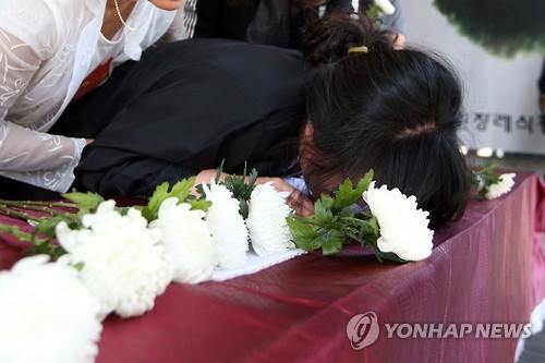 곡성 공무원. 아파트 20층에서 투신한 공무원시험 준비생과 부딪히는 불의의 사고로 숨진 전남 곡성군 공무원 양대진(39)씨의 발인식이 3일 광주광역시 북구의 한 장례식상에서 치러졌다. 사진=연합뉴스 제공