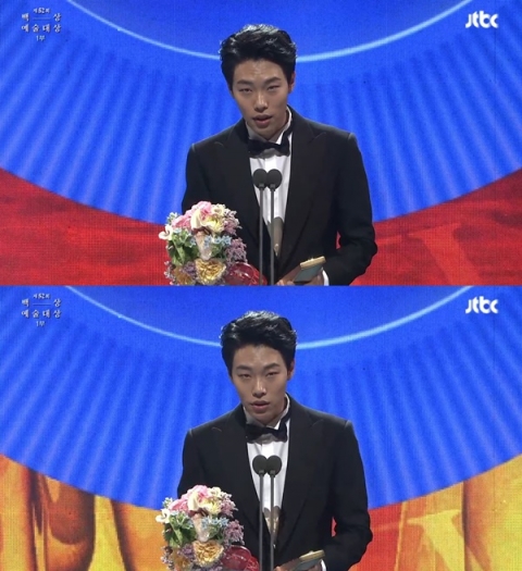 '2016 백상예술대상’ 류준열, 수상소감 “병마와 싸우는 최성원, 또 다른 기적 만들길” 뭉클