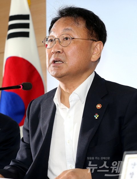 유일호 “대외불안 재부각···두터운 안전판 구축”