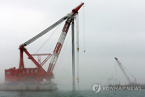 사고 788일만에···세월호 뱃머리 들기 시작