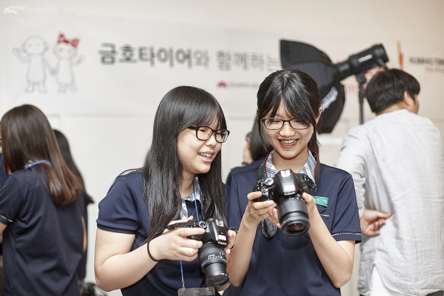 금호타이어는 지난 7일부터 서울 용산구에 위치한 한강중학교를 방문해 사진 기초이론 교육, 스튜디오 촬영, 야외 출사, 작품 전시 등의 사진 교육을 통해 학생들이 ‘사진작가’와 ‘큐레이터’의 역할을 직접 체험할 수 있도록 하고 있다. 사진=금호타이어 제공