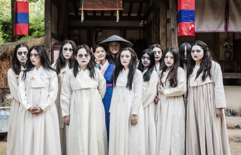 ‘마녀보감’ 윤시윤·김새론, 처녀귀신과 기념샷 오싹