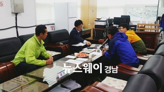 권우현 변호사가 대병면사무소에서 합천군민을 대상으로 무료 법률상담을 하고 있다.