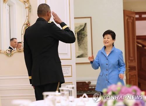15일 박근혜 대통령이 청와대에서 빈센트 브룩스 새 한미연합사령관 겸 주한미군사령으로부터 거수경례를 받고 있다. 사진=연합뉴스 제공