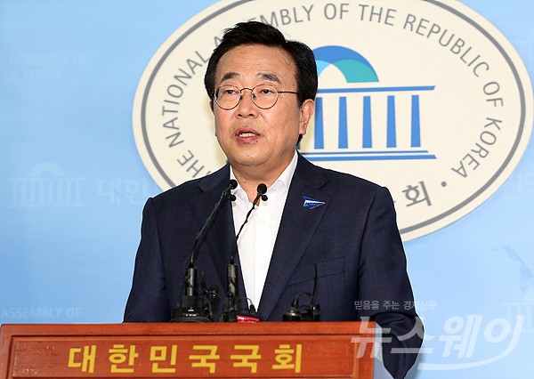 서병수 부산시장 국토교통부 ‘영남권 신공항 입지 선정 용역 결과 발표’관련 기자회견. 사진=이수길 기자 leo2004@newsway.co.kr 서병수 부산시장이 20일 오후 서울 여의도 국회 정론관에서 국토교통부 ‘영남권 신공항 입지 선정 용역 결과 발표’를 앞두고 가덕도 신공항 유치 당위성을 강조하는 기자회견을 열고 관련 입장을 발표하고 있다.