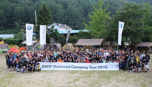 BMW 모토라드 캠핑투어 참가자들이 기념촬영을 하고 있다. 사진=BMW 코리아 제공