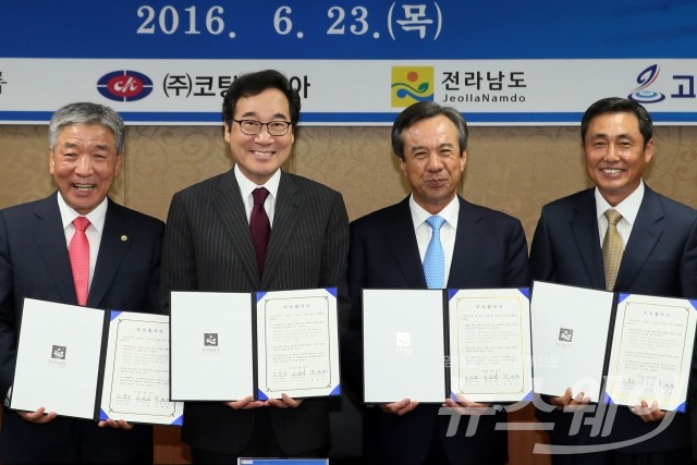 이낙연 전남지사가 23일 고흥군청 상황실에서 박병종 고흥군수, 이신근 썬밸리그룹 회장, 오양근 ㈜코팅코리아 대표이사와 고흥 관광개발사업 투자협약을 체결하고 있다.