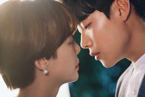 ‘운빨로맨스’ 황정음·류준열, 대륙도 달궜다
