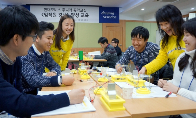 현대모비스의 주니어 공학교실은 직원들이 자발적으로 과학영재를 육성시켜 지역발전에 기여한다는 취지로 시작됐다. 이를 위해 매년 초 과학수업 재능기부에 나설 직원들을 선발한다. 연구소와 이공계 출신을 중심으로 사내에서 신청을 받아 선발하고 있으며 이는 모두 자발적 참여로 이루어진다는 점에서 의미가 크다. 사진=현대모비스 제공