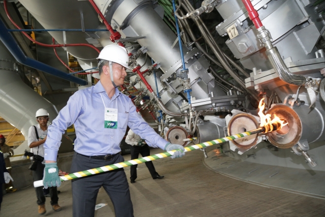 장세욱 동국제강 부회장이 한국기업으로는 처음으로 브라질 쎄아라(Ceara)주 뻬셍(Pecem) 산업단지에 있는 CSP 제철소를 건설하고, 10일 용광로에 첫 불씨를 넣고 있다. 사진=동국제강 제공