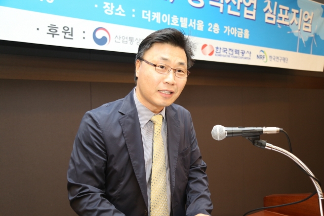 목포대학교 LINC사업단 이상일 부단장이 24일 개최된 ‘풍력산업 심포지엄’에서 격려사를 하고 있다.