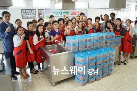  진주시자원봉사센터는 29일 결혼이주여성과 자원봉사자 40명이 참여한 가운데 김치 담그기 사업을 실시했다.
