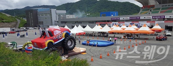 인제스피디움에서 개최되는 인제군수배모터페스티벌 2라운드는 가족동반 관람객을 위해 에어바운스와 에어풀장 등의 키즈존과 물총배틀, 바이크 드리프트쇼런 등 다양한 참여 프로그램이 준비되어 있으며 에어컨, 김치냉장고, TV 등 풍성한 경품 이벤트도 준비했다. 사진=한국모터스포츠기자협회 제공