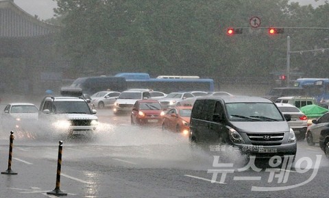 장마 시작, 전국 흐리고 비···미세먼지 농도 ‘좋음’