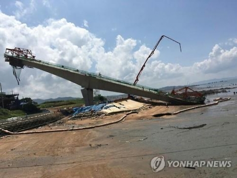영광~무안 잇는 칠산대교 공사현장 구조물 붕괴···작업자 6명 부상