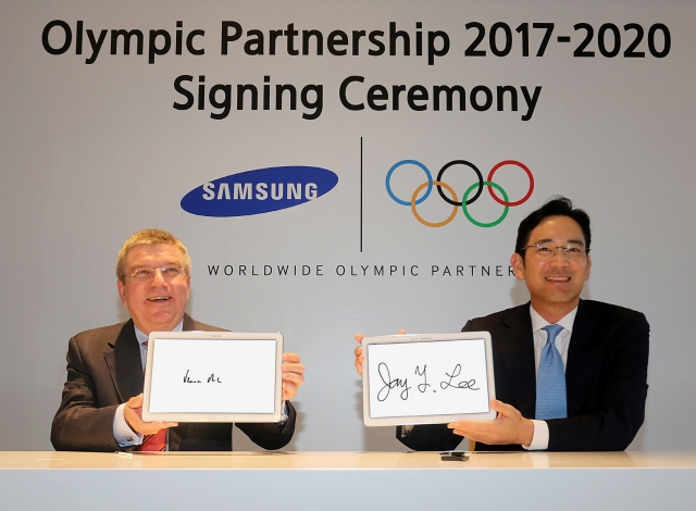 국내 기업들은 다양한 형태로 올림픽 마케팅에 나서 글로벌 브랜드 이미지 제고 효과 창출을 기대하고 있다. 사진은 지난해 8월 중국 난징에서 이재용 삼성전자 부회장(오른쪽)과 토마스 바흐 IOC 위원장(왼쪽)이 삼성전자와 IOC의 올림픽 파트너 연장 계약에 합의한 후 기념 촬영을 하는 모습. 사진=삼성전자 제공