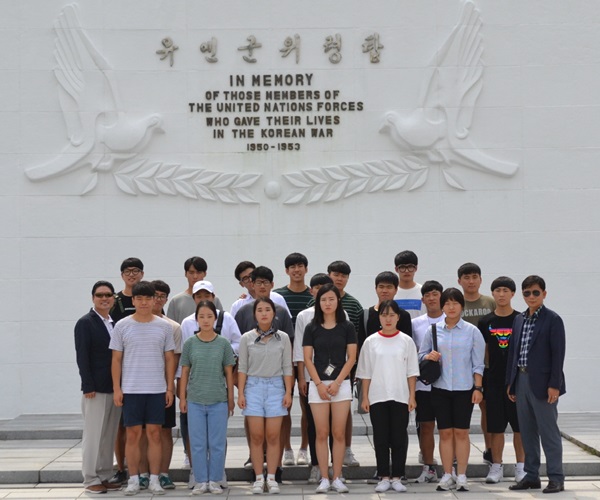 10일 대구과학대학교 국방기술행정과 학생들이 UN기념공원에서 군인들의 숭고한 희생정신을 기리며 참배한 후 단체 기념촬영을 하고 있다.