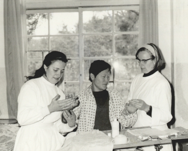 젊은 시절 마리안느와 마가렛 수녀가 소록도에서 한센인들을 돌보고 있다.