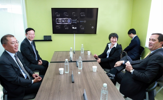 정의선 현대차 부회장(사진 앞줄 왼쪽)과 척 로빈스 시스코 CEO(앞줄 오른쪽)가 커넥티드카와 관련해 의견을 나누고 있다. 사진=현대차그룹 제공