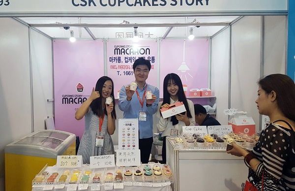 계명대 GTEP학생들이 CSK 부스에서 제품을 홍보하고 있다.
