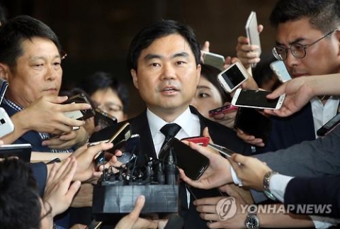 검찰, 진경준 구속영장 청구···“영장심사 포기”