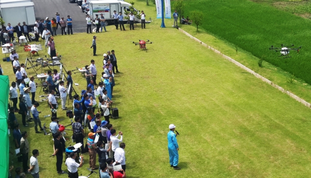 고흥군이 20일 농업용 드론(멀티콥터) 기술 현장연시회를 개최하고 있다.