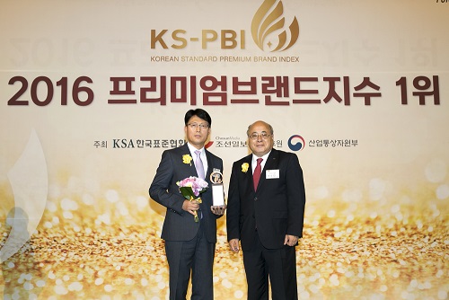 20일 롯데호텔에서 열린 '2016 프리미엄브랜드지수(KS-PBI)' 시상식에서 그린카가 카셰어링부문 1위에 선정됐다. (사진왼쪽) 그린카 이용호 대표이사, 한국표준협회 백수현 회장 . 사진=그린카 제공