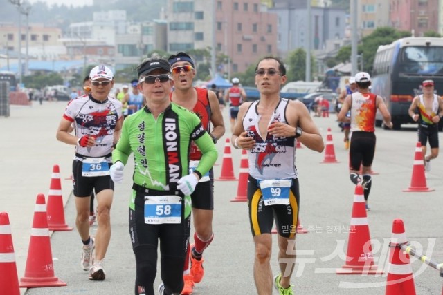 2016 완도 장보고배 철인3종대회서 참가자들이 마지막 종목인 마라톤을 역주하고 있다