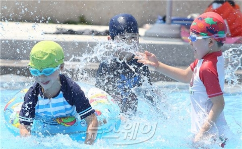  전국 구름 많고 곳곳에 소나기···밤에는 열대야