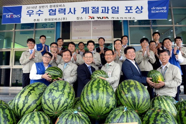 현대모비스는 지난 2003년부터 한 해도 거르지 않고 AS부품을 공급하는 우수 협력사 임직원들에게 계절과일을 제공하고 있다. 사진=현대모비스 제공