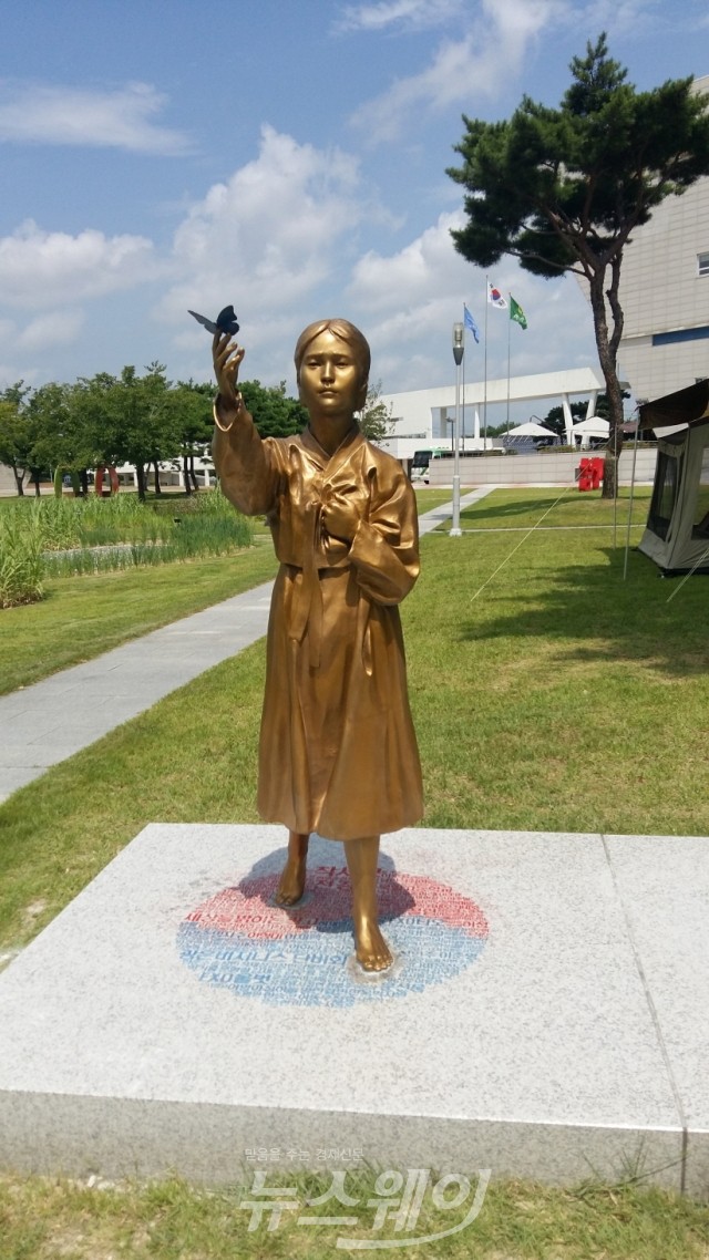 지난 9일 바람에 쓰러져 파손된 ‘평화의 소녀상’이 보수를 마치고 27일 광주광역시청 시민숲 광장에 다시 세워졌다.<사진=광주광역시>